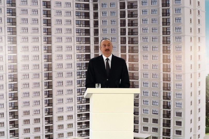 Президент Азербайджана подарил квартиры 255 журналистам