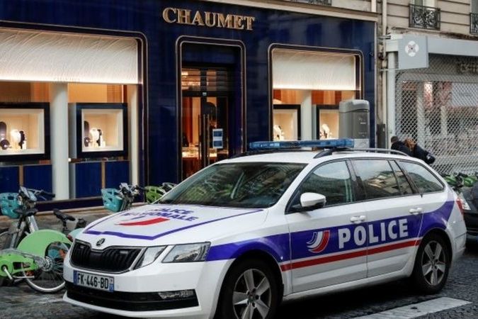 Грабитель на электросамокате увез драгоценности на 2-3 млн евро из ювелирного магазина в Париже и запер за собой дверь 