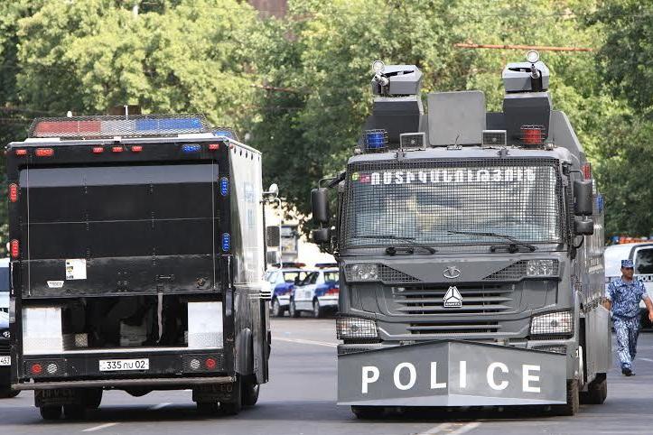 Полиция перевозит водометные машины на Баграмяна