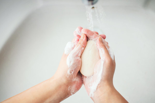Специалисты бьют тревогу: из-за COVID-19 люди стали слишком усердно мыть руки, что вызвало ряд новых проблем