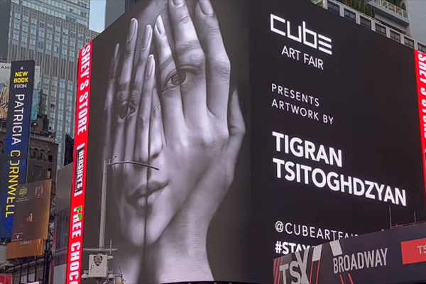 Работа художника-армянина украсила Таймс-сквер в Нью-Йорке в рамках Cube Art Fair