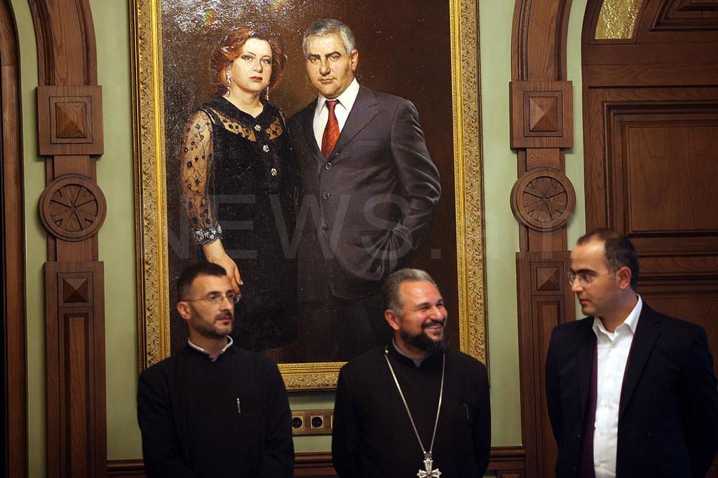 В музее Золотого века резиденции  Католикоса всех армян вывешен портрет мецената Самвела Карапетяна и его жены