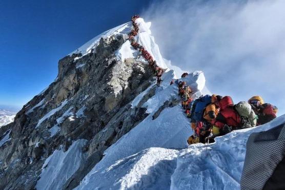 «Нельзя идти, просто повинуясь своему желанию»: Непал сделает восхождение на Эверест сложнее и дороже