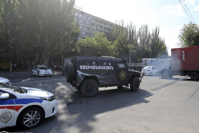 Երեւանում գրավել են ոստիկանության գունդ. կան վիրավորներ