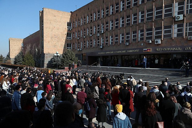 В Славянском университете прошла акция в поддержку ректора