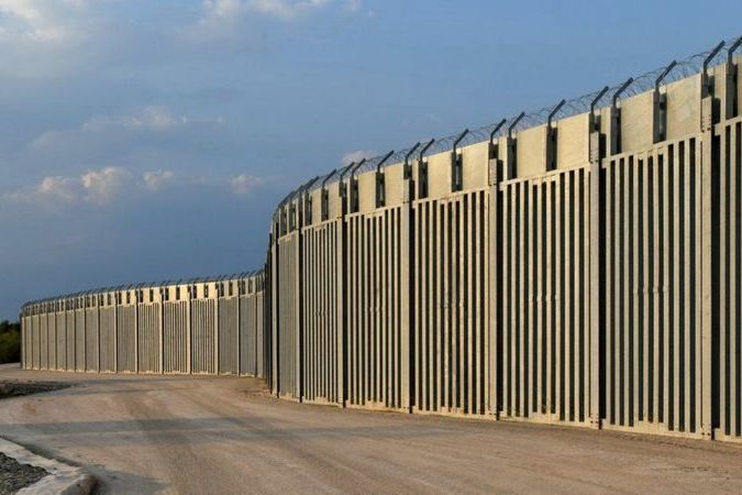 Основательно отгородилась: Греция установила 40-километровый забор и систему наблюдения на границе с Турцией