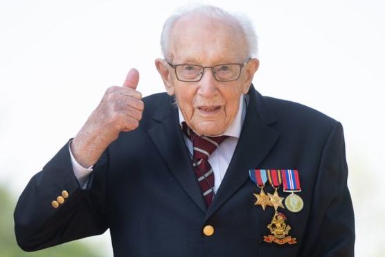 Британский 100-летний ветеран, который помог собрать почти 33 млн фунтов для борьбы с коронавирусом, получит титул рыцаря