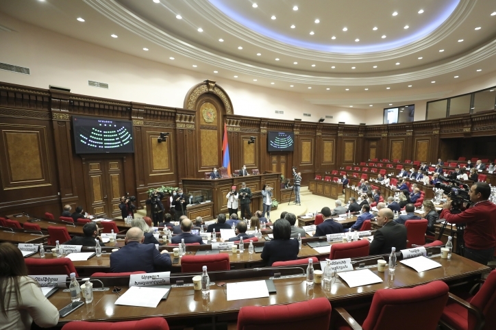 В парламенте Армении проходит срочное заседание по ситуации на границе