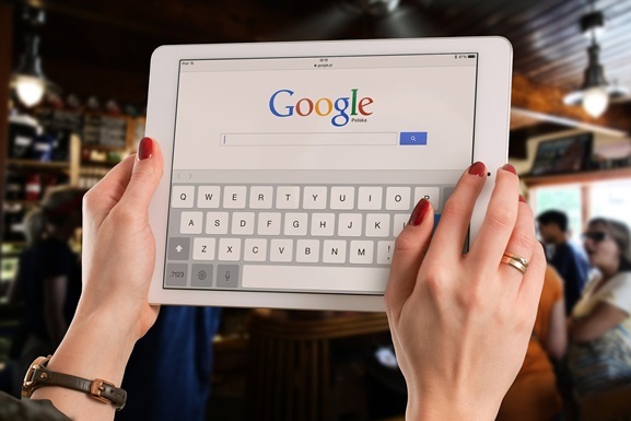 Впредь Google будет принуждать своих пользователей смотреть рекламу