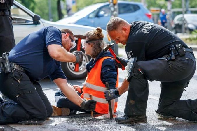 В Германии экоактивистов заподозрили в создании и поддержке преступной группировки