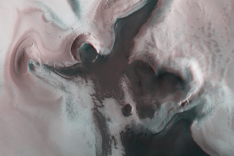На поверхности Марса появилось изображение в виде ангела