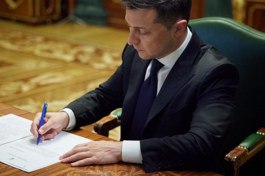 Зеленский подписал указ об отказе от переговоров с Путиным