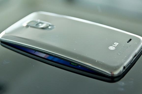 Что-то совершенно уникальное: LG запатентовала идею смартфона с растягивающимся экраном