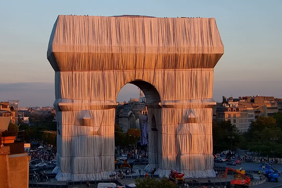 В Париже состоялось открытие инсталляции «Триумфальная арка в обертке» по проекту художника Христо 