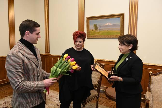 Супруге президента Республики Армения Нунэ Саргсян вручена премия «Женщина года» Армянской PR-ассоциации