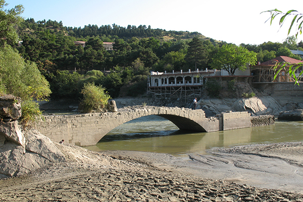 Кладка времен Древнего Рима: в Грузии из-под воды показался «мост Помпея»