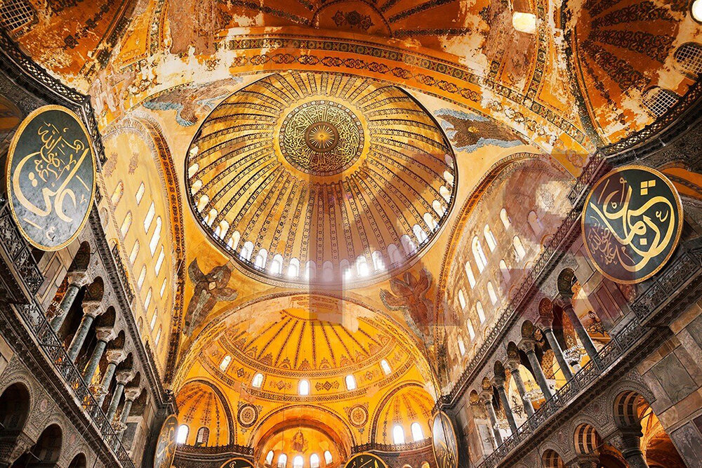 Как создатель храма в Ани архитектор Трдат отреставрировал купол Святой Софии Константинопольской, сделав ее «еще красивей прежнего»