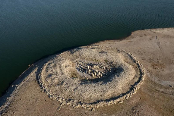 В Испании из-за сильной засухи и падения уровня воды появились доисторический каменный круг и церковь 11-го века