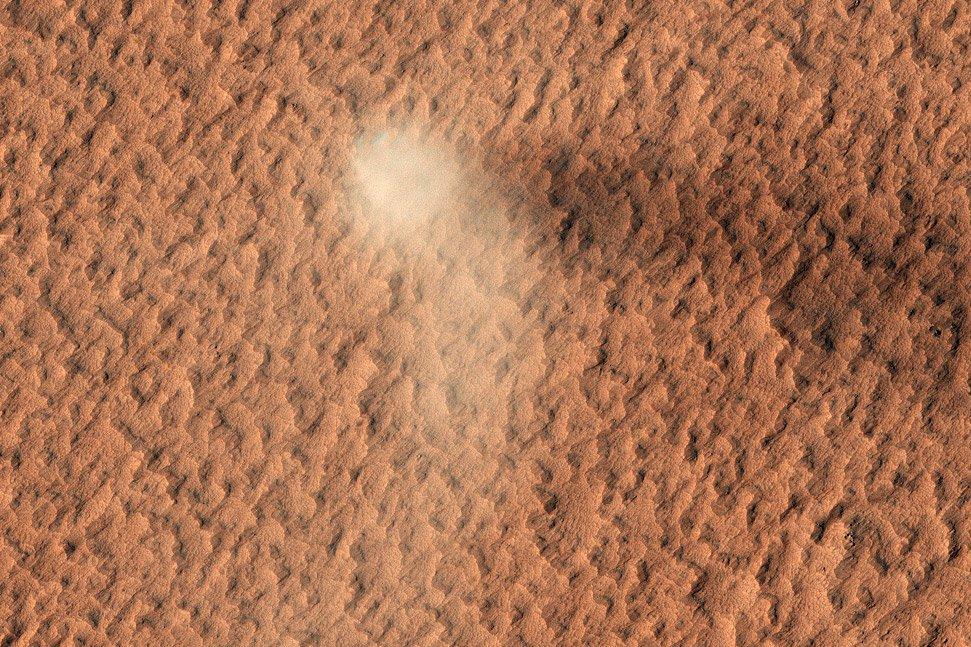 Редкое явление: огромный «пыльный дьявол» забавляется на Марсе