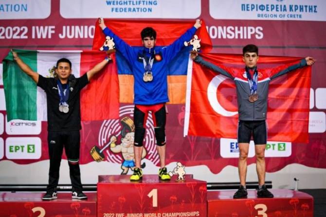 Тяжелоатлет Гарник Чолакян стал золотым медалистом молодежного ЧМ