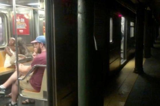 Центр Нью-Йорка погрузился во тьму: обесточены метро, светофоры, театры
