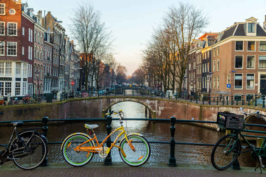В Амстердаме запретят автомобили с бензиновыми и дизельными двигателями