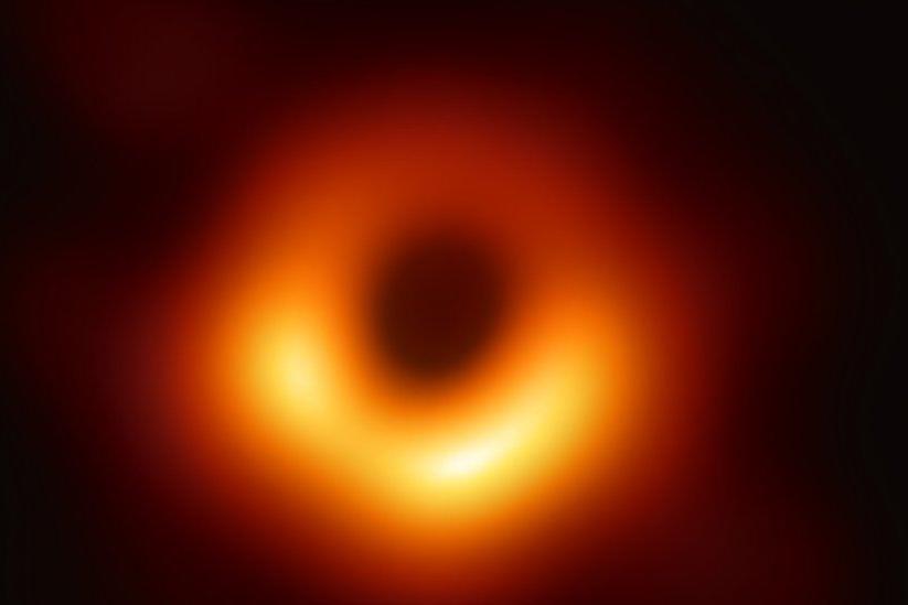 «Чемпион Вселенной в сверхтяжелом весе»: ученым впервые удалось сфотографировать черную дыру – сверхмассивный коллапсар в далекой галактике 