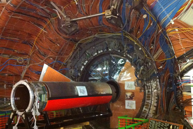 Благодаря Большому адронному коллайдеру физики ЦЕРНа открыли необычную частицу