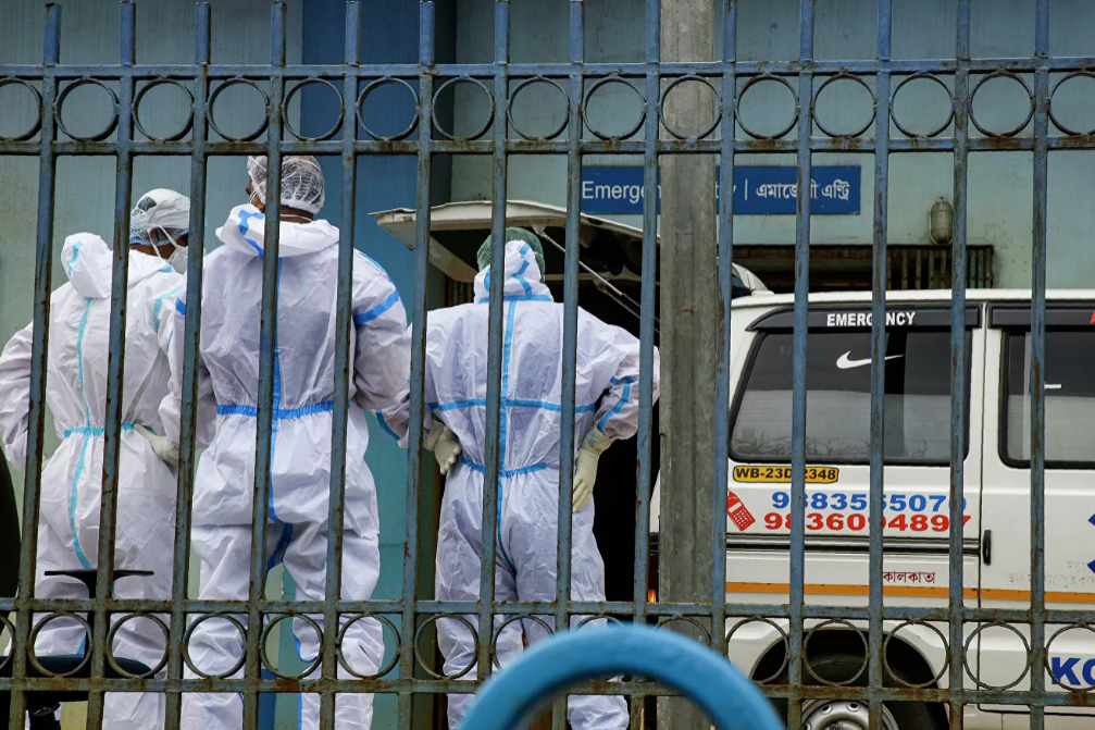 В Индии более 350 человек попали в больницу из-за неизвестной болезни