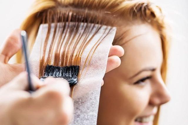 Регулярное окрашивание и выпрямление волос грозит развитием рака: исследование 