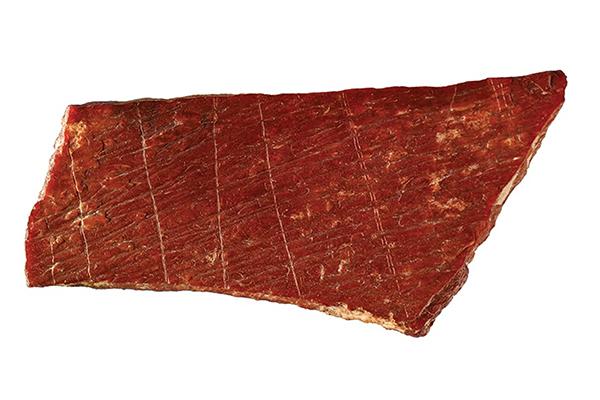 Китайские археологи нашли покрытые рисунками фрагменты костей, которым около 105-125 тысяч лет
