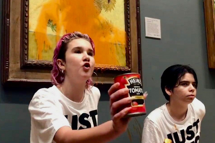 Экоактивисты залили томатным супом картину Ван Гога «Подсолнухи» в Национальной галерее в Лондоне