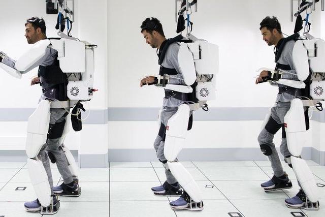 Медицина будущего: экзоскелет вернул парализованному возможность ходить