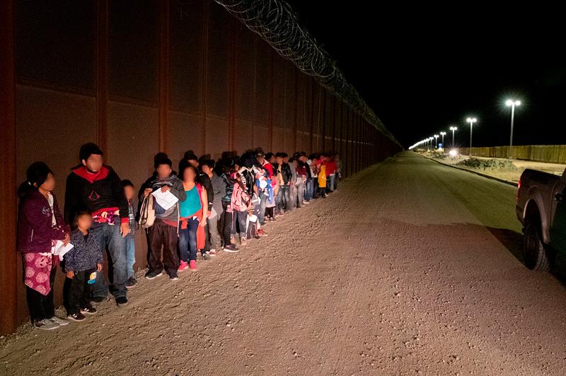 Власти США похвастались, что за год они задержали на границе с Мексикой почти миллион мигрантов