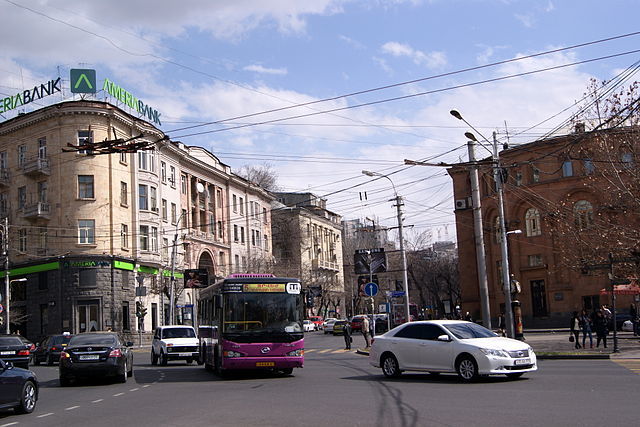 Մաշտոց-Մոսկովյան խաչմերուկի լուսացույցները կտեղափոխվեն երթևեկելի մասի վերևի հատված. ՃՈ