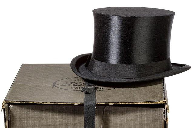 Выставленные на аукцион цилиндр Гитлера, платья Евы Браун и покрытое серебром издание «Майн кампф» вызвали возмущение