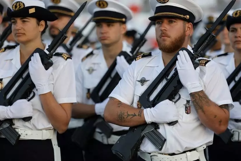 Впервые с 1945 года без традиционного военного парада на Елисейских полях: Франция празднует 14 июля в особых условиях