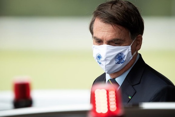 Не хочешь – заставим: суд Бразилии обязал президента страны Жаира Болсонару носить маску в общественных местах