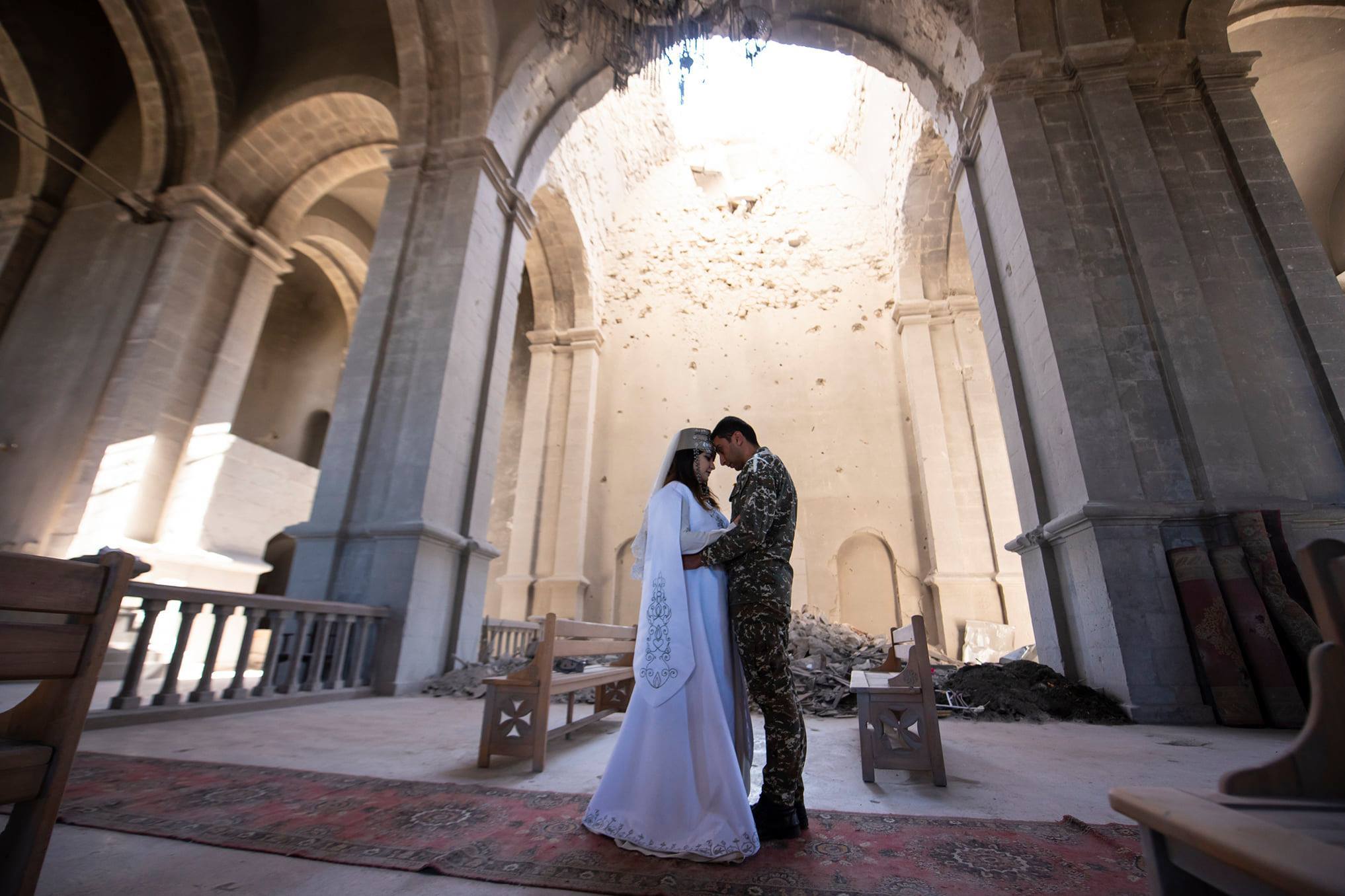 Вопреки войне в Арцахе жизнь продолжается: венчание в церкви Казанчецоц