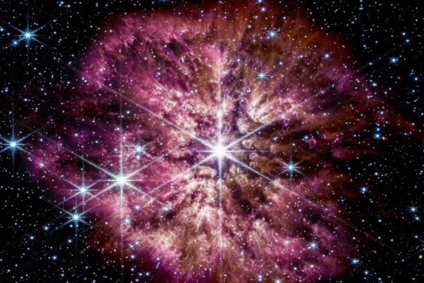 Телескоп Джеймс Уэбб запечатлел превращение звезды в сверхновую