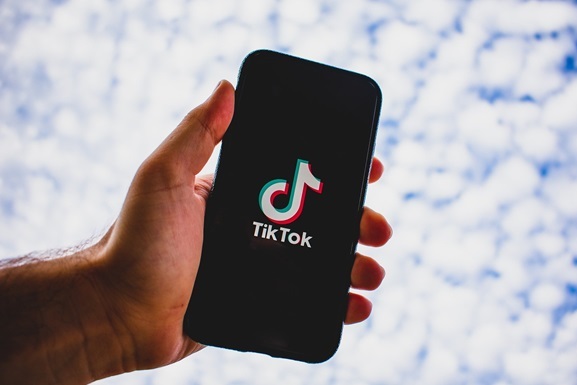 TikTok анонсировал новую функцию: соцсеть будет определять склонных к суициду пользователей и предоставлять им помощь