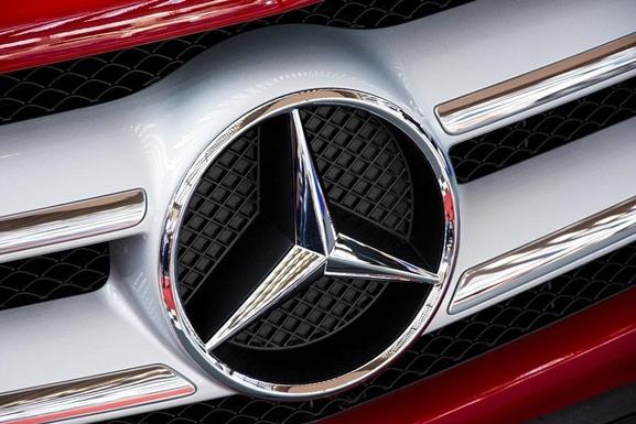 Mercedes-Benz напоминает о дистанции: знаменитый бренд представил новую версию своего логотипа