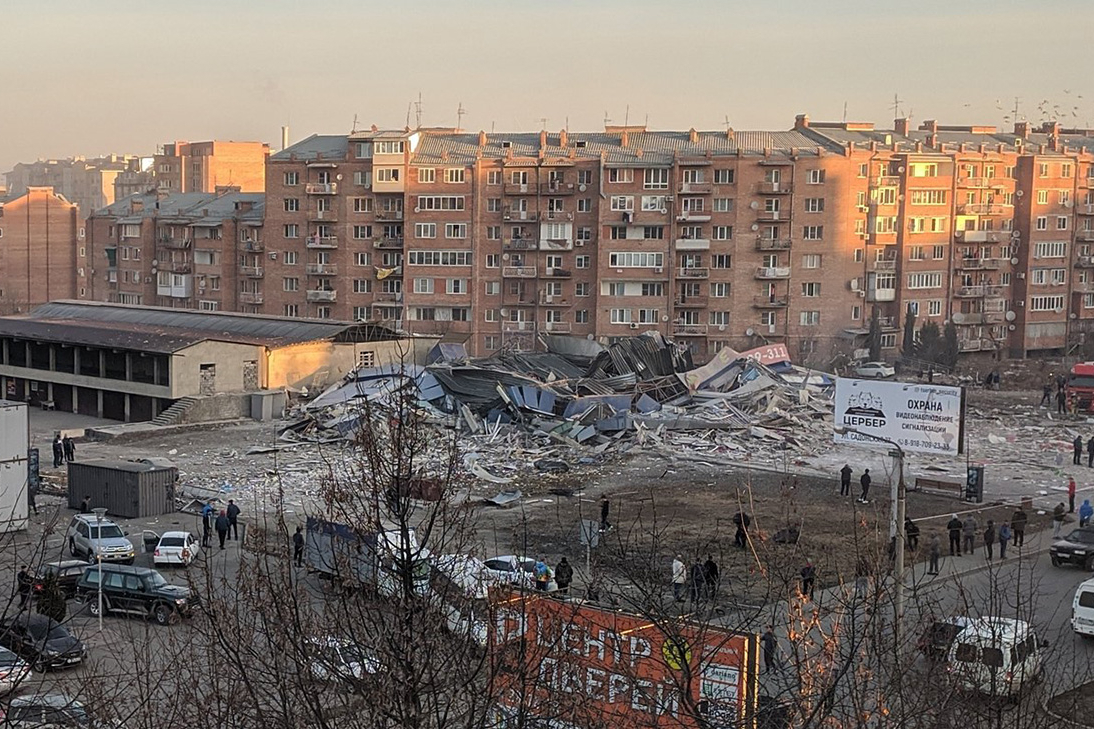 Во Владикавказе после взрыва обрушился торговый центр