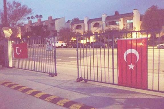 В Лос-Анджелесе турки вывесили флаги своей страны на территории двух армянских учебных заведений