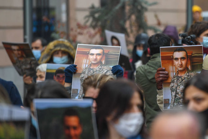 Родители пропавших без вести солдат передали письмо послу России в Армении