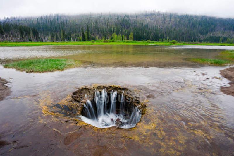 Непредсказуемые сюрпризы нашей планеты: 10 самых шокирующих озер в мире