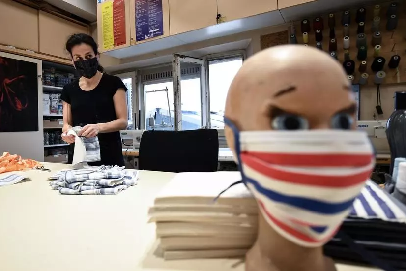 Вместо пачек и сценических костюмов костюмерные мастерские Парижской оперы теперь шьют маски