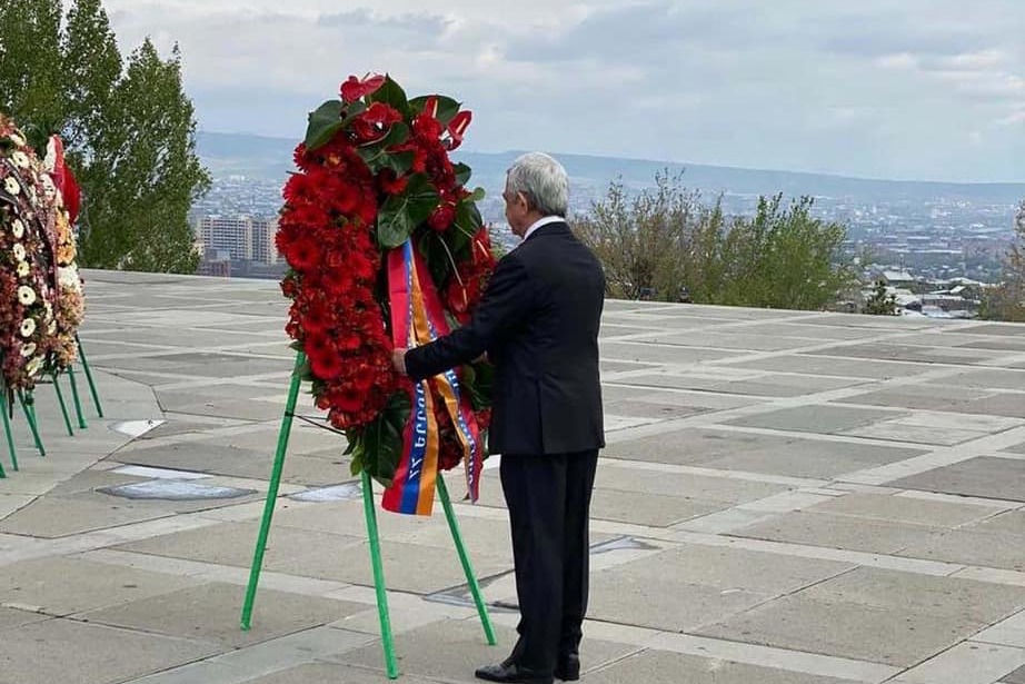«Բոլորը պետք է վստահ լինեն, որ նոր ցեղասպանություն մենք թույլ չենք տալու».  Սերժ Սարգսյանը Ծիծեռնակաբերդում ծաղիկներ է խոնարհել