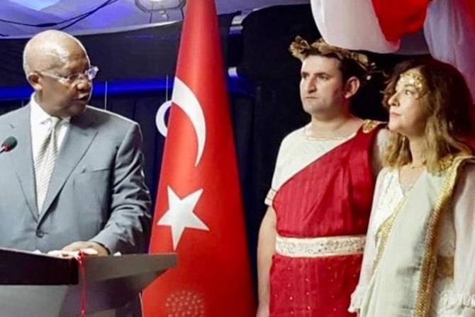 Посол Турции в Уганде отозван за ношение одежды греческих богов во время приема