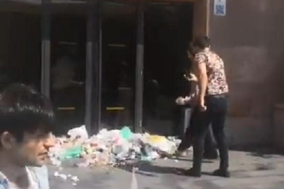 Участники акции протеста принесли к зданию мэрии Еревана пакеты с мусором